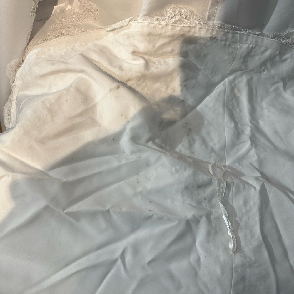 David’s Bridal Elegant White Lace Gown Size 16 W - Picture 6 of 16